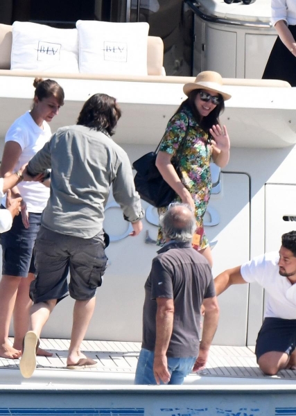 Charlotte-Casiraghi-and-Dimitri-Rassam-have-a-romantic-getaway-out-and-about-in-Positano-17.jpg