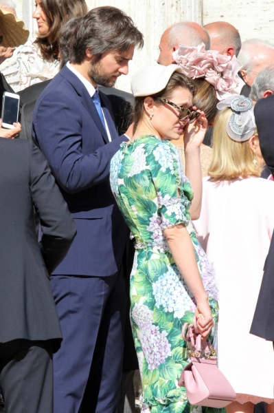 charlotte-casiraghi-with-her-new-boyfriend-dimitri-in-rome-for-a-wedding-280517_6.jpg